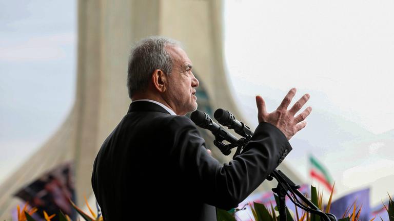 Der iranische Präsident Masoud Pezeshkian sprach sich während einer Kundgebung zum Jahrestag der islamischen Revolution gegen die Einmischung aus dem Westen aus.