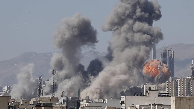 Israel und die USA führten im Rahmen einer Operation gegen die iranische Führung groß angelegte Luft- und Raketenangriffe auf Teheran und andere strategische Ziele durch. 