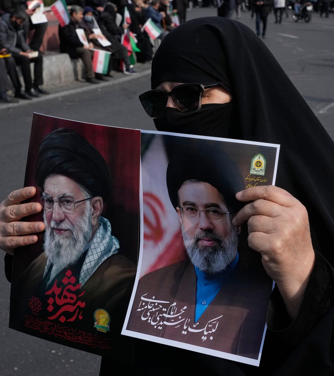 Trauernde Frauen knien vor dem Grab einer Person, die bei den jüngsten US-amerikanisch-israelischen Luftangriffen getötet wurde.