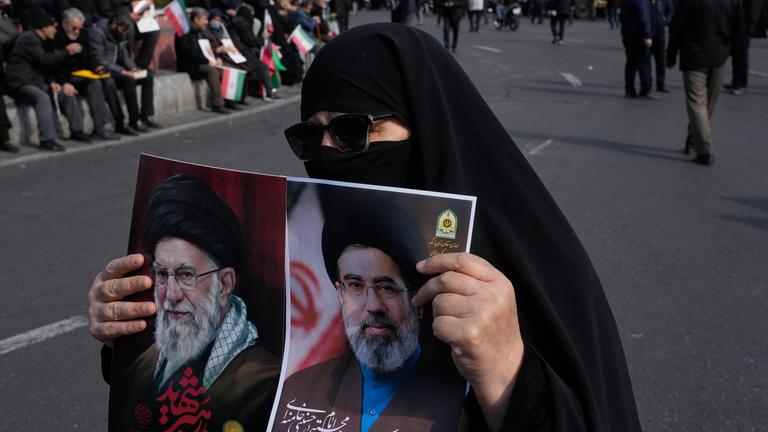 Trauernde Frauen knien vor dem Grab einer Person, die bei den jüngsten US-amerikanisch-israelischen Luftangriffen getötet wurde.