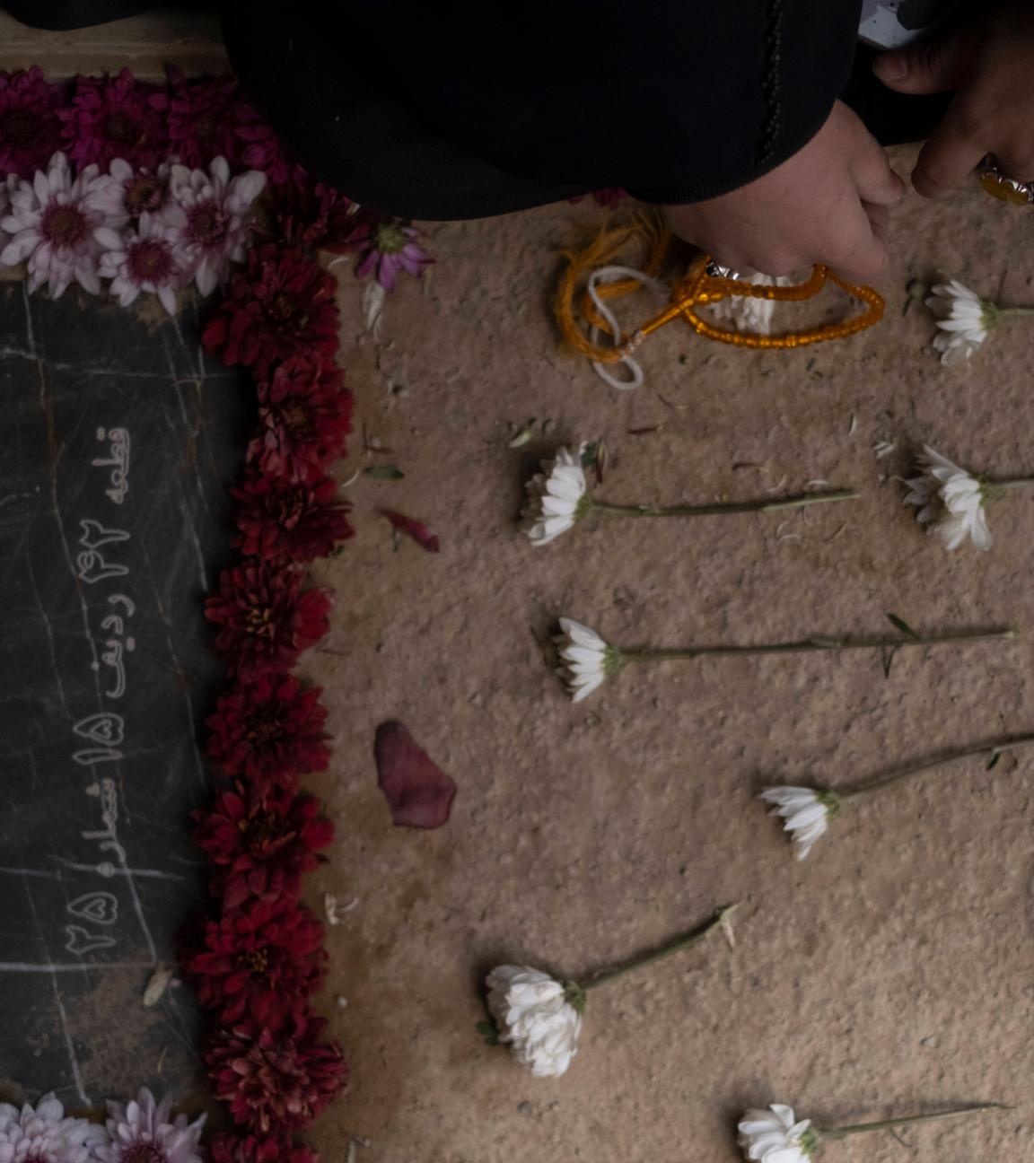 Eine junge Iranerin betet am Grab eines Verwandten auf dem Friedhof Behesht-e Zahra im Süden Teherans, der während der militärischen Operation der USA und Israels getötet wurde. 