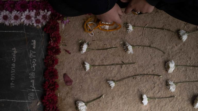 Eine junge Iranerin betet am Grab eines Verwandten auf dem Friedhof Behesht-e Zahra im Süden Teherans, der während der militärischen Operation der USA und Israels getötet wurde. 