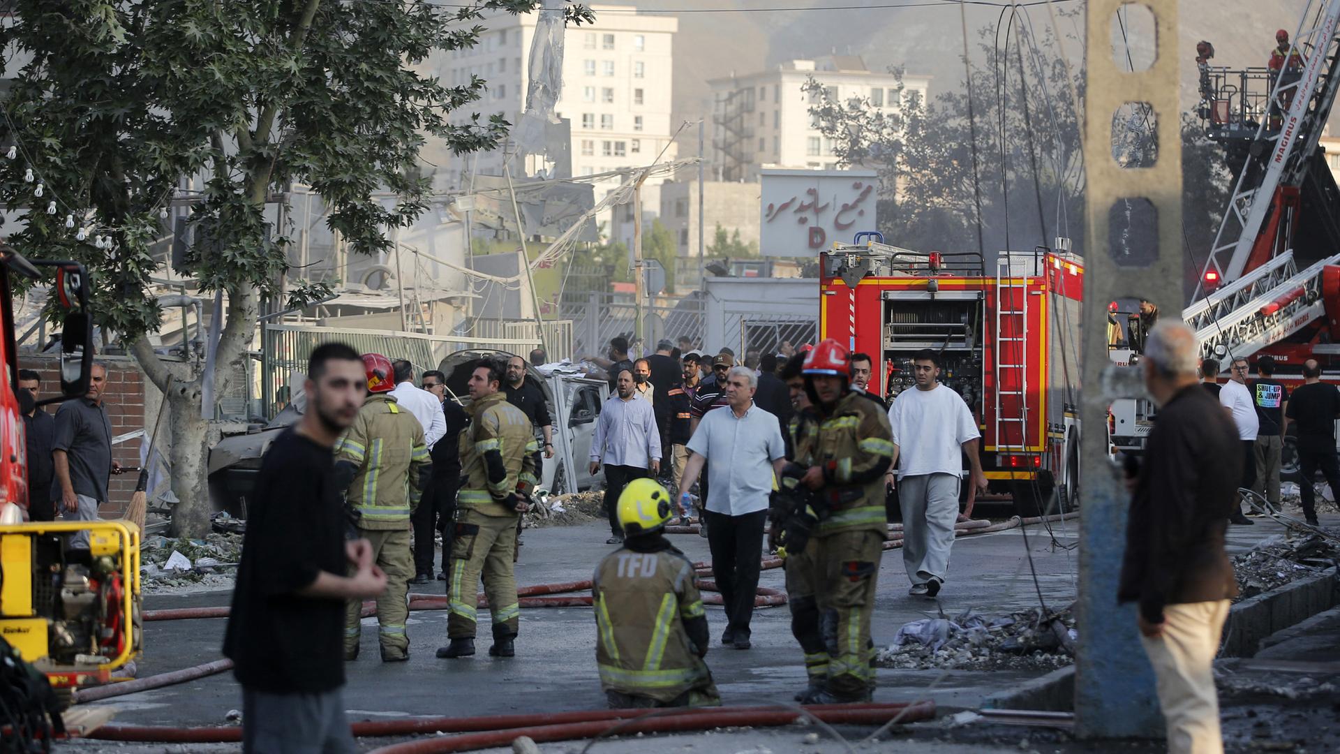 Ein Blick entlang einer Straße ein der ein beschädigtes Gebäude in der iranischen Hauptstadt Teheran nach einem Angriff am 13. Juni 2025 steht.