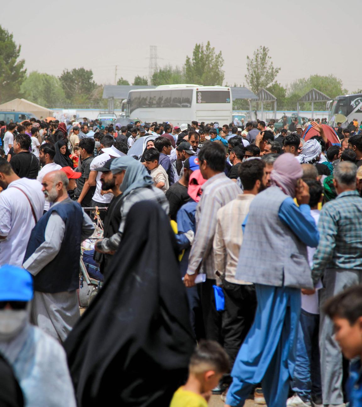 Afghanische Flüchtlinge aus dem Iran kommen am Grenzübergang Islam Qala zwischen Iran und Afghanistan an.