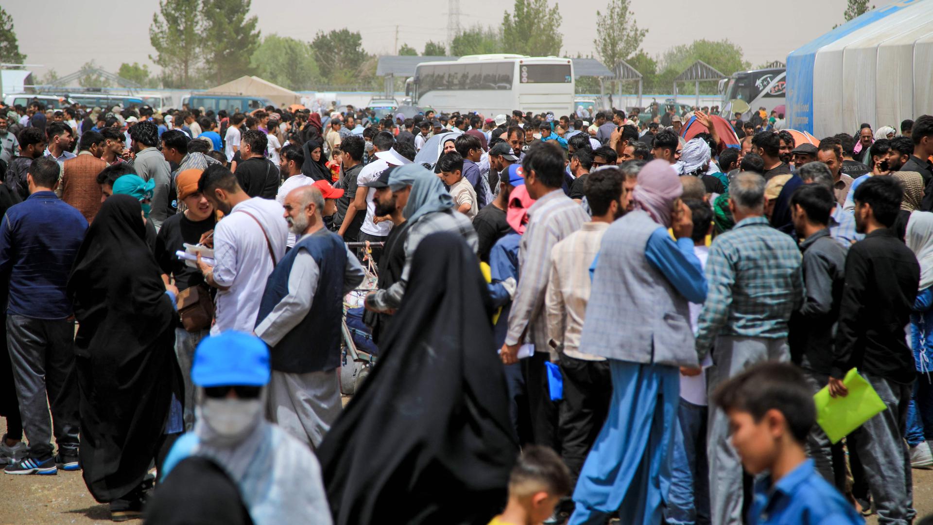 Afghanische Flüchtlinge aus dem Iran kommen am Grenzübergang Islam Qala zwischen Iran und Afghanistan an.
