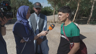 Flüchtling Zainullah Sayidi im Interview mit Katrin Eigendorf.
