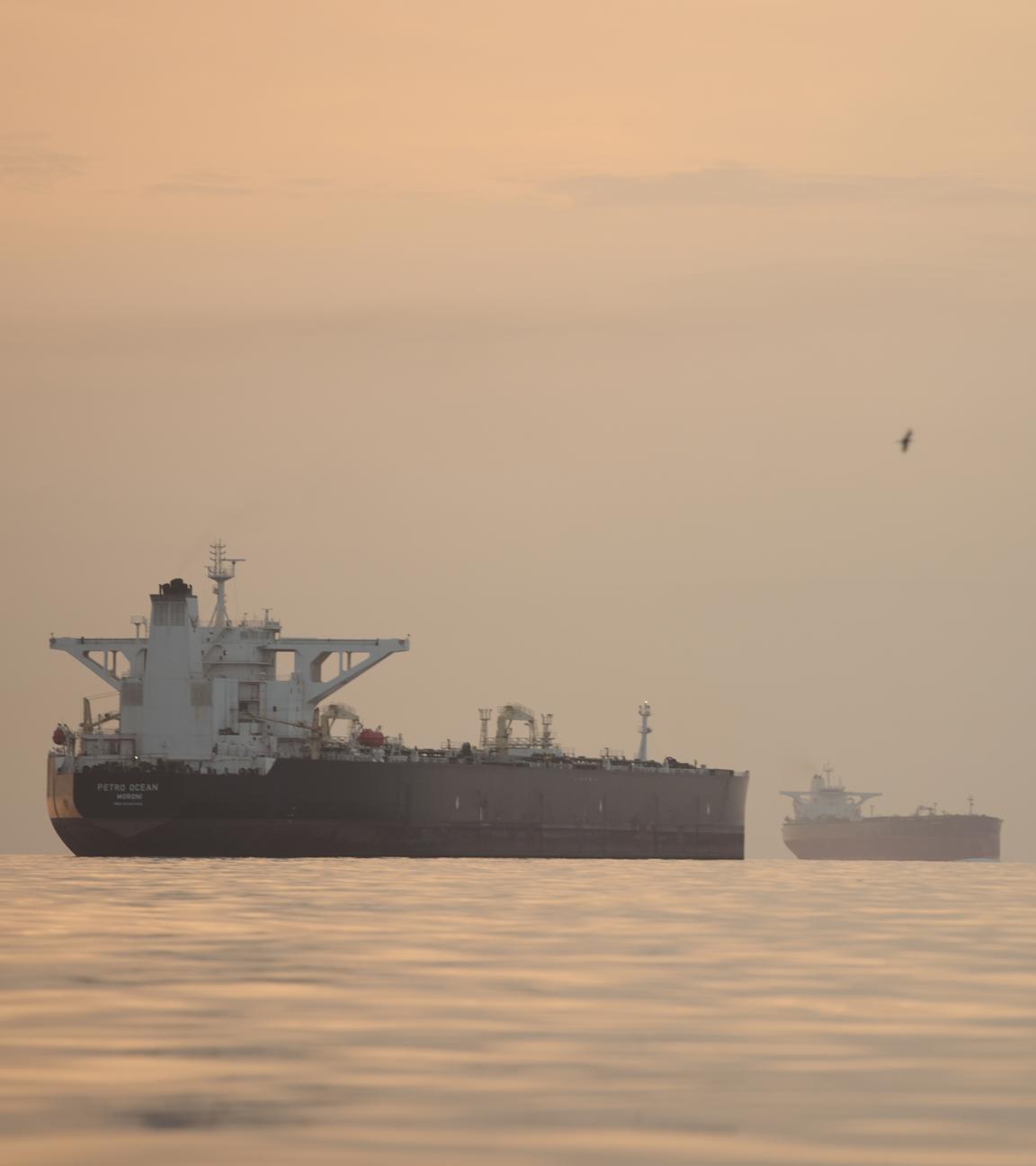 Iran: Qeschm: Ein Tanker ankert in der Straße von Hormus.
