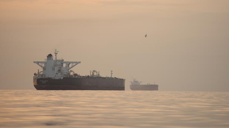 Iran: Qeschm: Ein Tanker ankert in der Straße von Hormus.
