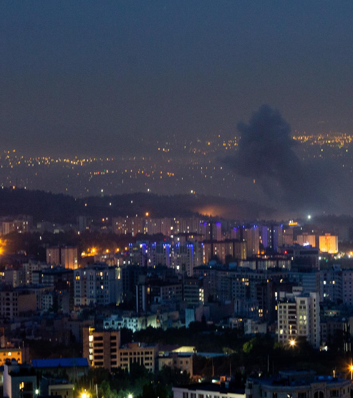 Eine Rauchwolke steigt über Tehran auf.