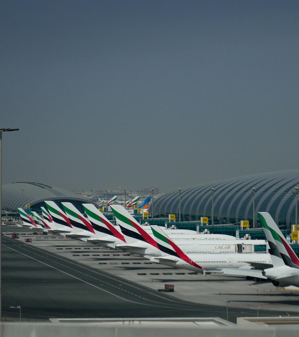 Vereinigte Arabische Emirate, Dubai: Emirates-Flugzeuge werden nach der Schließung des Dubai International Airport geparkt.