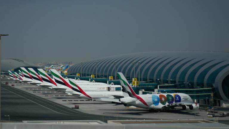 Vereinigte Arabische Emirate, Dubai: Emirates-Flugzeuge werden nach der Schließung des Dubai International Airport geparkt.