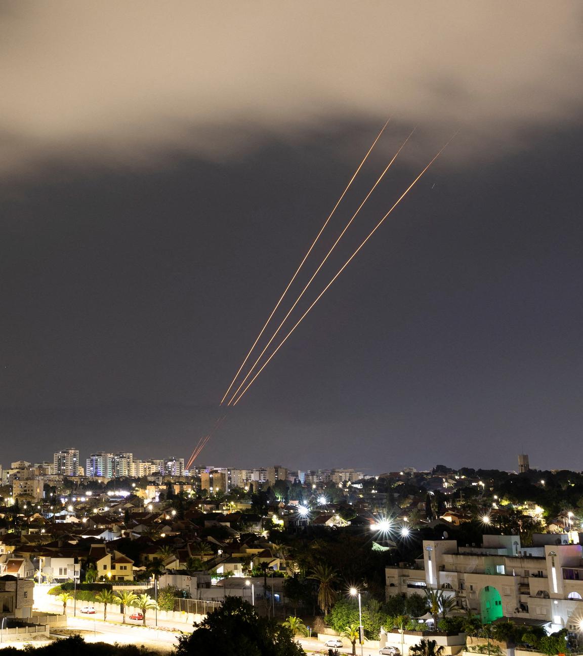 Feuerstreifen gehen vom Boden in der Stadt Ashkelon in den Himmel um Raketen abzufangen.