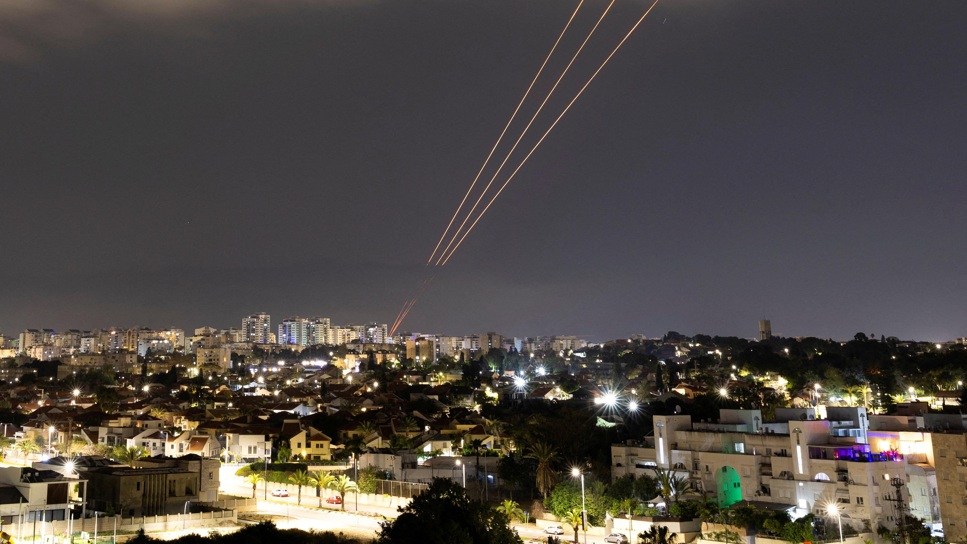 Feuerstreifen gehen vom Boden in der Stadt Ashkelon in den Himmel um Raketen abzufangen.