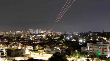 Feuerstreifen gehen vom Boden in der Stadt Ashkelon in den Himmel um Raketen abzufangen.