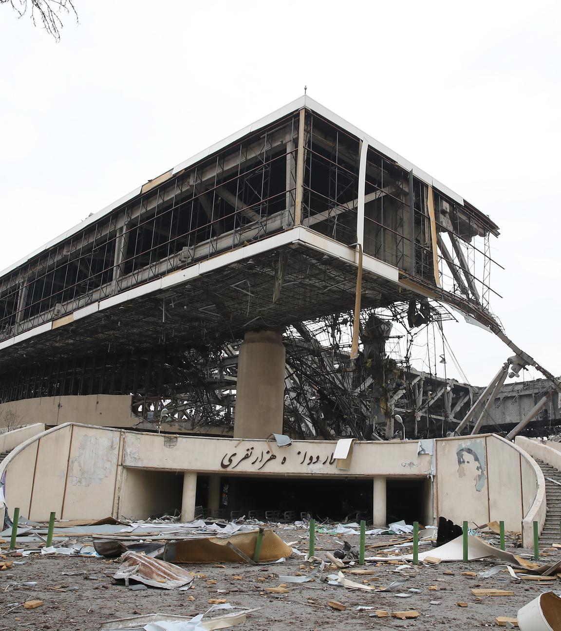 Teheran: Trümmer bedecken das Gelände der 12.000 Zuschauer fassenden Halle im Azadi-Sportkomplex in der iranischen Hauptstadt, nachdem eine Reihe von Angriffen seitens der USA und Israels die Anlage zerstört haben.