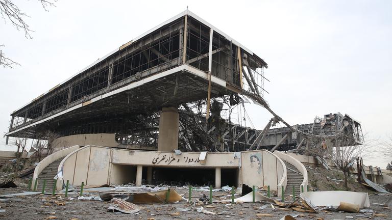 Teheran: Trümmer bedecken das Gelände der 12.000 Zuschauer fassenden Halle im Azadi-Sportkomplex in der iranischen Hauptstadt, nachdem eine Reihe von Angriffen seitens der USA und Israels die Anlage zerstört haben.