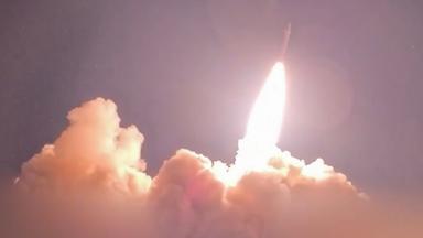 Dieser Screenshot aus einem Video, das am 16. Juli 2026 von der Website Sepah News der iranischen Revolutionsgarden (IRGC) veröffentlicht wurde, zeigt den Abschuss einer Rakete von einem unbekannten Ort auf US-Ziele in Jordanien, Kuwait und Bahrain.
