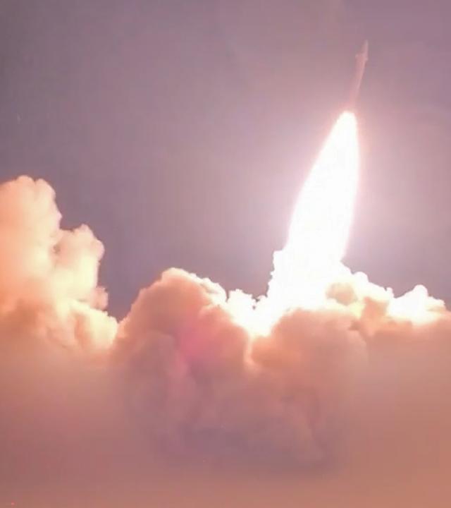 Dieser Screenshot aus einem Video, das am 16. Juli 2026 von der Website Sepah News der iranischen Revolutionsgarden (IRGC) veröffentlicht wurde, zeigt den Abschuss einer Rakete von einem unbekannten Ort auf US-Ziele in Jordanien, Kuwait und Bahrain.