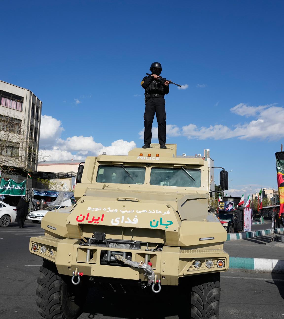 30.03.2026, Iran, Teheran: Ein Angehöriger einer Spezialeinheit der Polizei steht auf dem Platz der Islamischen Revolution (Enqelab-e-Eslami) im Zentrum der Stadt auf dem Dach seines Autos Wache. 