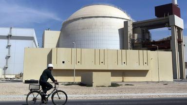 Archiv: Reaktorgebäude am Atomkraftwerk Buschehr im Iran am 26.10.2010