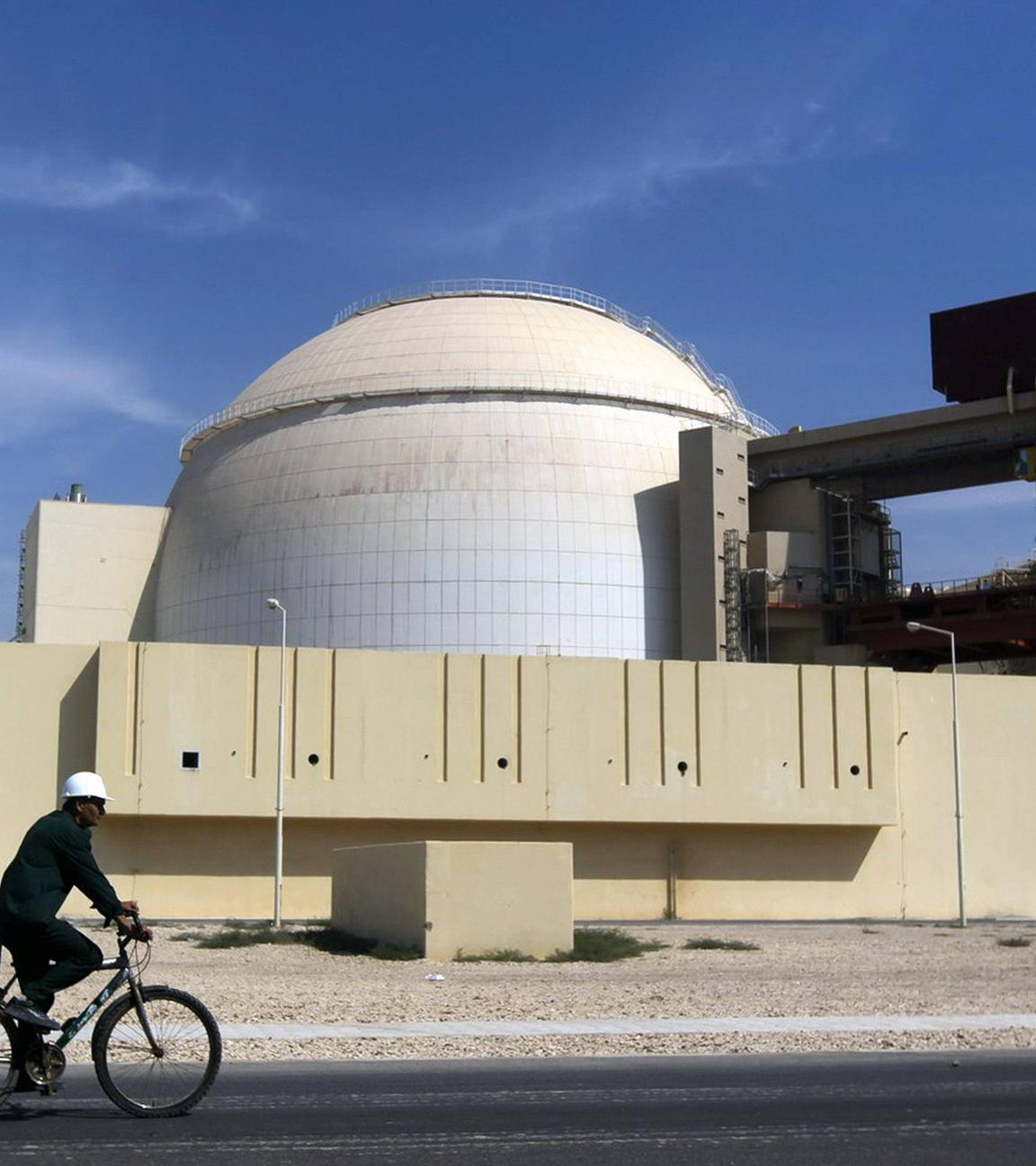 Ein Arbeiter fährt am 26.10.2010 mit seinem Fahrrad am Kernkraftwerk Bushehr vorbei, als der Iran damit begann, Brennstoff in den Reaktorkern seines ersten Atomkraftwerks etwa 745 Meilen südlich von Teheran zu laden. 