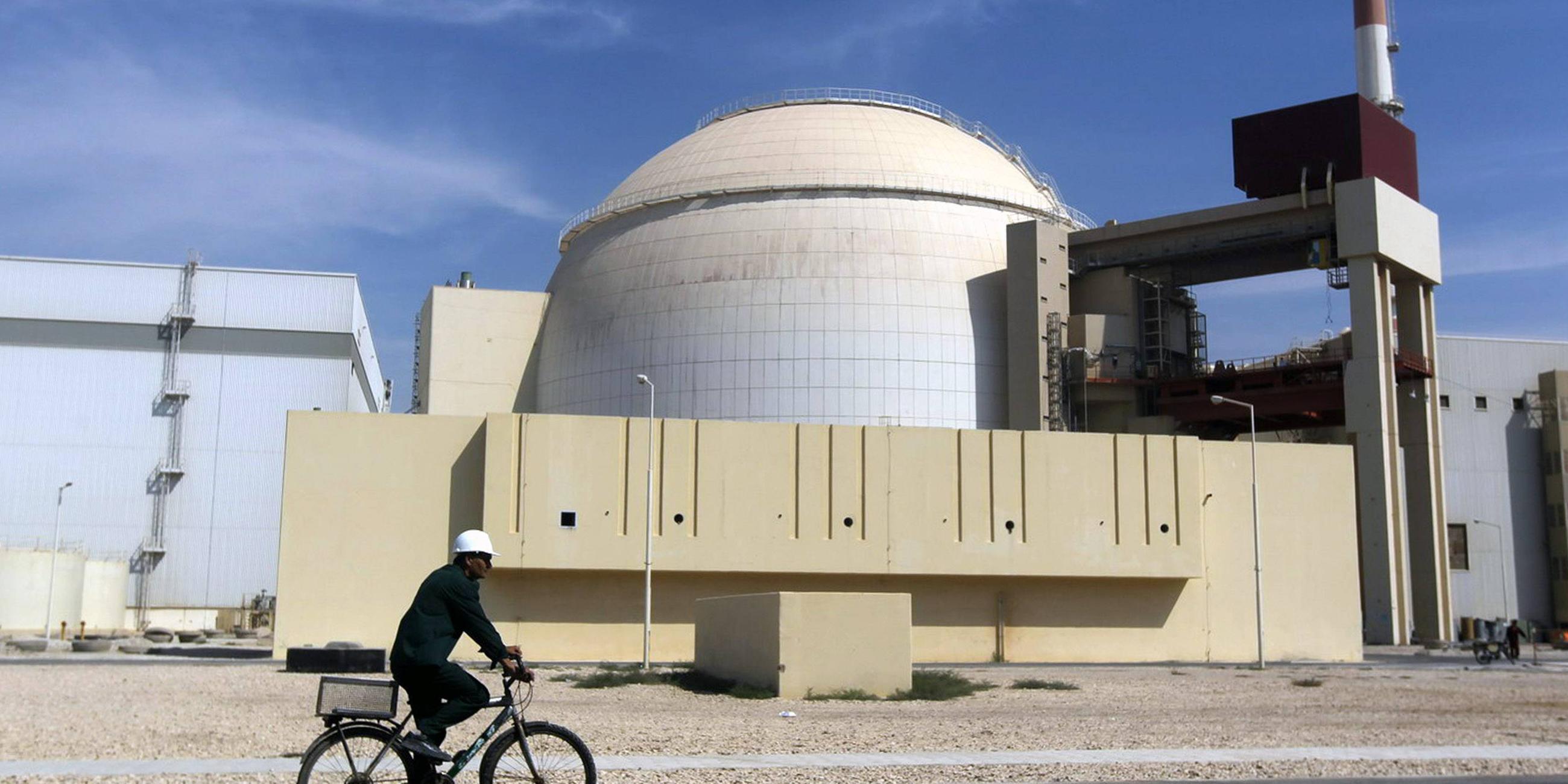 Ein Arbeiter fährt am 26.10.2010 mit seinem Fahrrad am Kernkraftwerk Bushehr vorbei, als der Iran damit begann, Brennstoff in den Reaktorkern seines ersten Atomkraftwerks etwa 745 Meilen südlich von Teheran zu laden. 