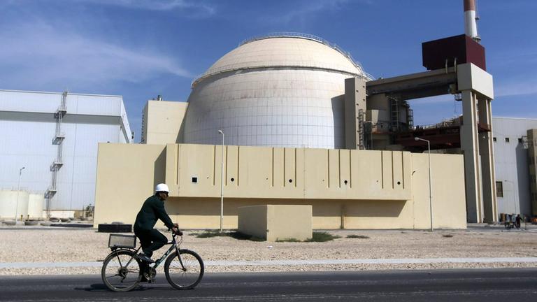 Ein Arbeiter fährt am 26.10.2010 mit seinem Fahrrad am Kernkraftwerk Bushehr vorbei, als der Iran damit begann, Brennstoff in den Reaktorkern seines ersten Atomkraftwerks etwa 745 Meilen südlich von Teheran zu laden. 
