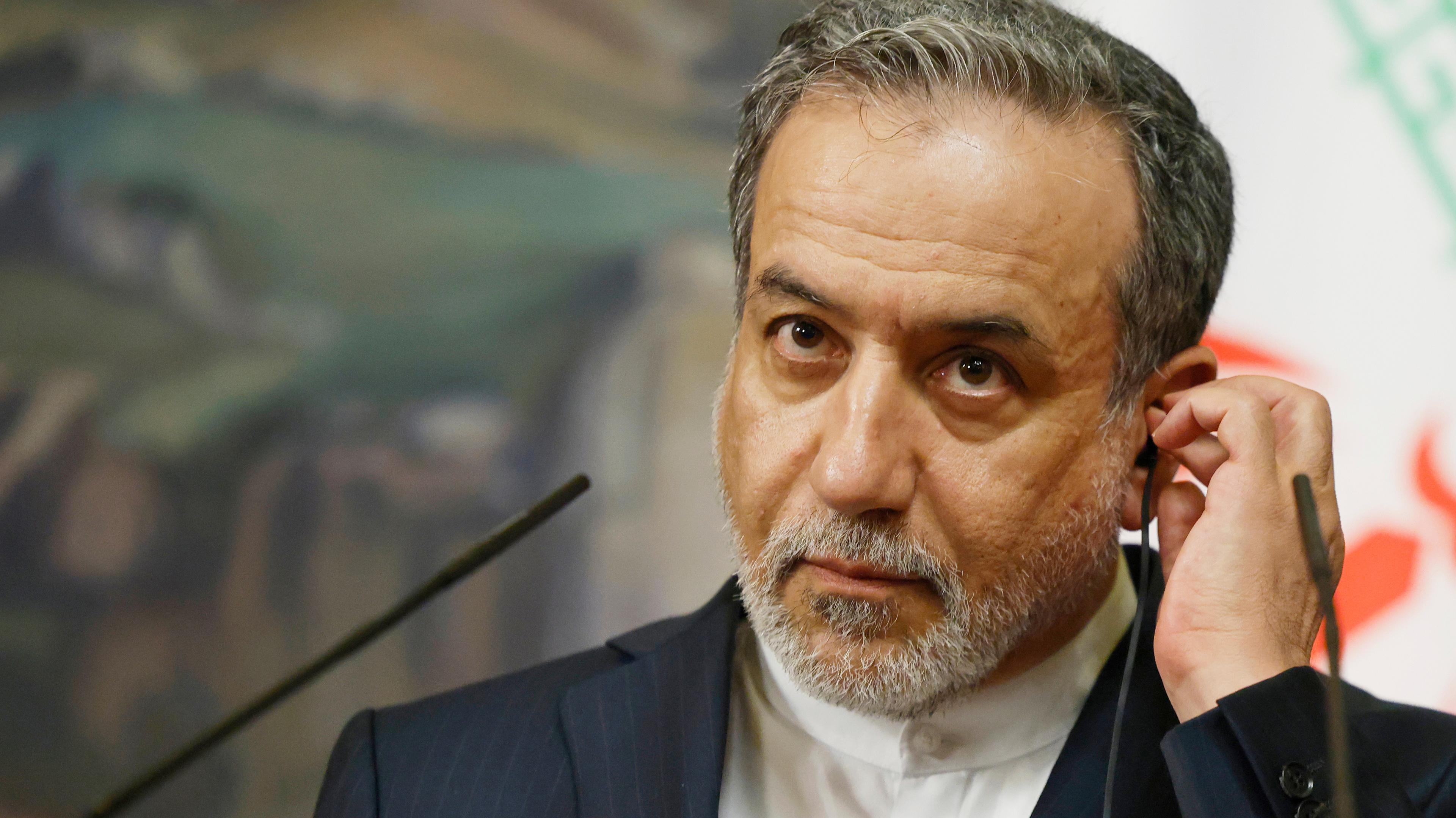 Irans Außenminister Abbas Araghtschi reagiert auf einer Pressekonferenz in Moskau nach seinem Treffen mit Russlands Außenminister Lawrow. 