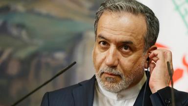 Irans Außenminister Abbas Araghtschi reagiert auf einer Pressekonferenz in Moskau nach seinem Treffen mit Russlands Außenminister Lawrow. 