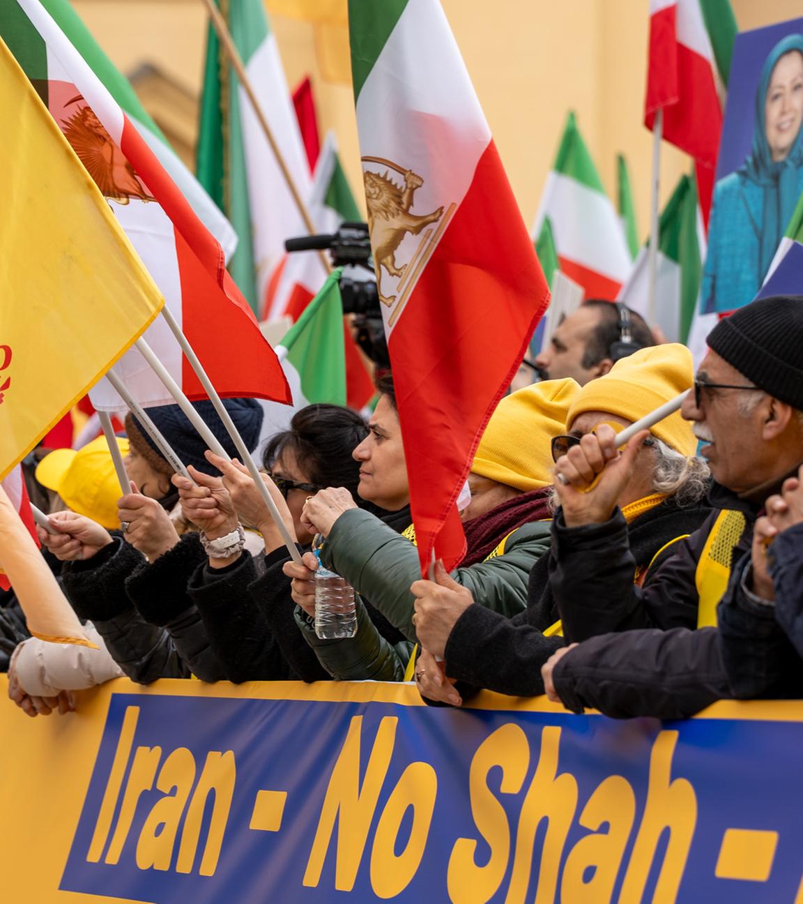 Unterstuetzer des NCRI protestieren gegen Menschenrechtsverletzungen im Iran, zeigen Bilder von Maryam Rajavi, rufen No to Shah, No to mullahs und fordern EU- und UN-Massnahmen.