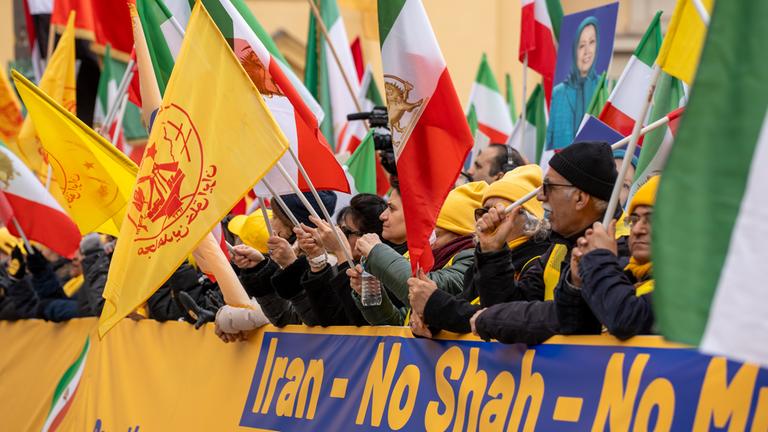 Unterstuetzer des NCRI protestieren gegen Menschenrechtsverletzungen im Iran, zeigen Bilder von Maryam Rajavi, rufen No to Shah, No to mullahs und fordern EU- und UN-Massnahmen.