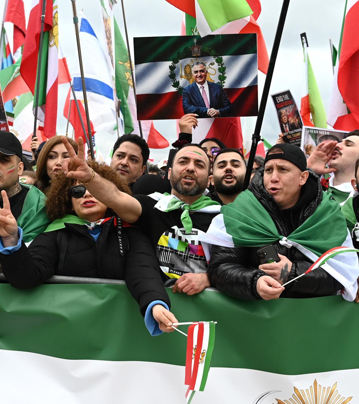 Demonstrierende schwenken Fahnen und rufen Parolen bei einer Kundgebung gegen das harte Vorgehen der iranischen Regierung gegen die eigene Bevölkerung im Iran, am 14. Februar 2026 in München.
