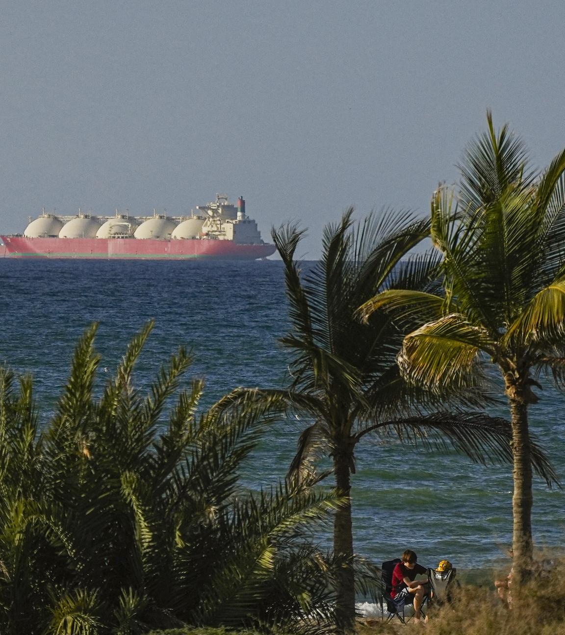 Oman: Ein Schiff passiert die Straße von Hormus, die die USA jetzt blockieren wollen.