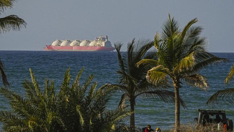 Oman: Ein Schiff passiert die Straße von Hormus, die die USA jetzt blockieren wollen.
