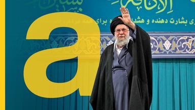  Ajatollah Ali Chamenei vor dem türkisen Hintergrund