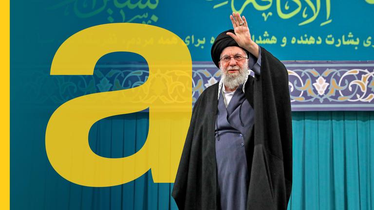  Ajatollah Ali Chamenei vor dem türkisen Hintergrund