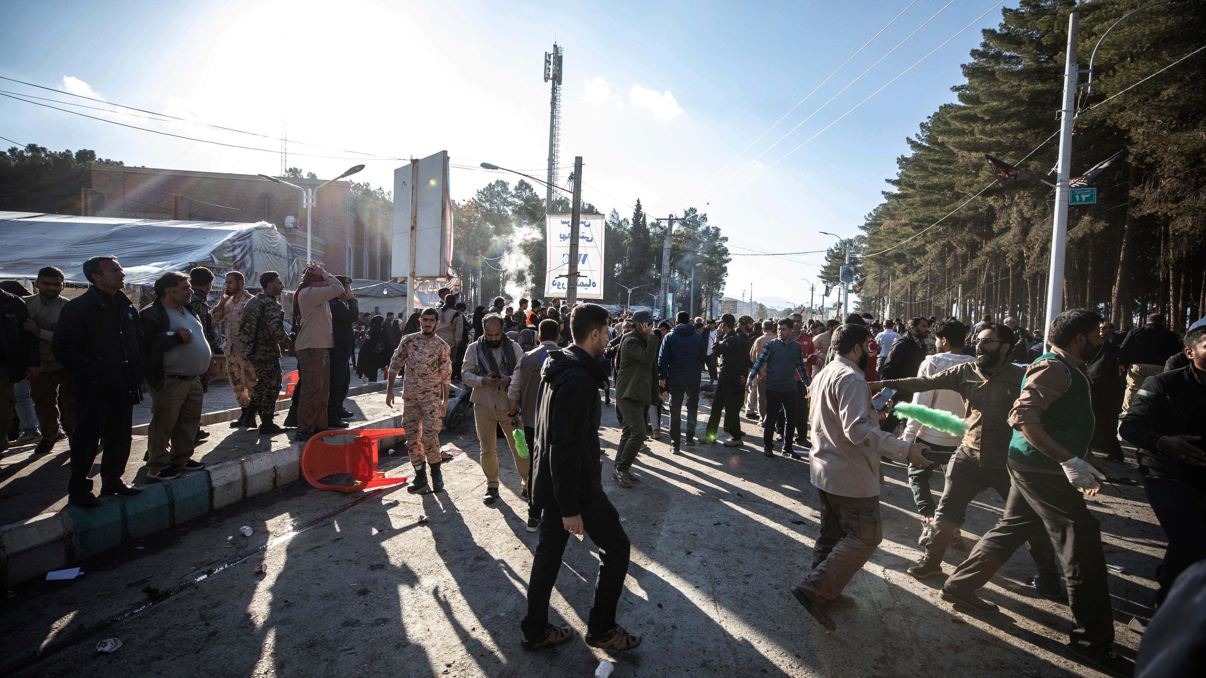 In Iran trauern die Menschen nach der Terrorattacke am Mittwoch, die Tätersuche läuft. Mehr als 80 Menschen sind bei den Explosionen ums Leben gekommen. 