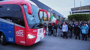 Iranische Fans empfangen den Bus des Nationalteams in Tijuana