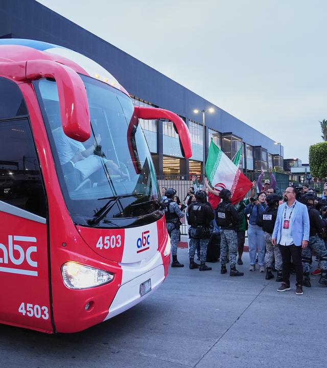 Iranische Fans empfangen den Bus des Nationalteams in Tijuana