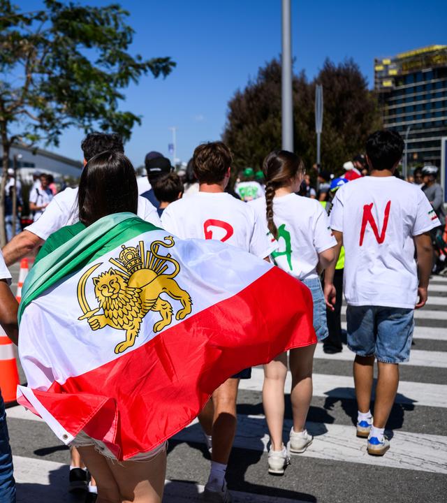 Die Fans der iranischen Nationalmannschaft laufen in Los Angeles zum Stadion