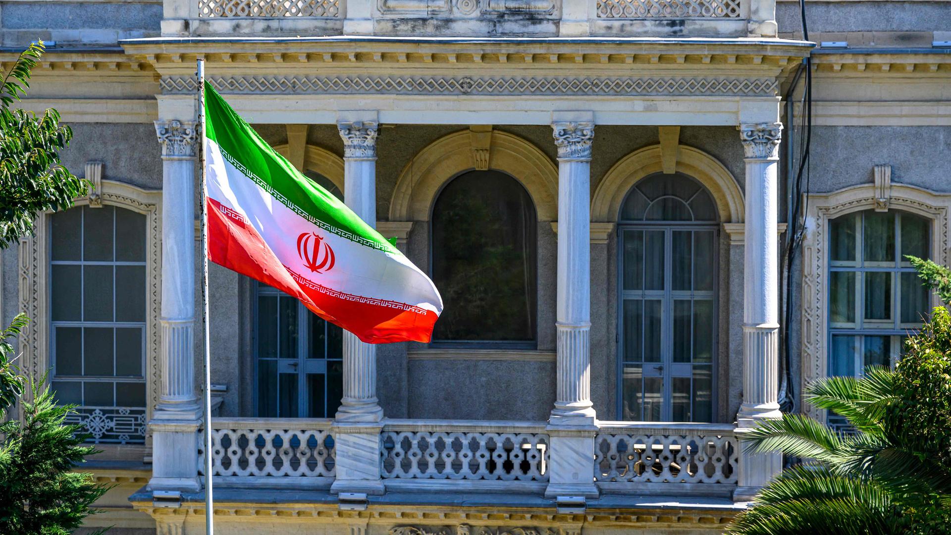 Eine iranische Flagge weht vor dem iranischen Konsulat, wo iranische Diplomaten ihre Amtskollegen aus Deutschland, Großbritannien und Frankreich zu erneuten Atomverhandlungen treffen.