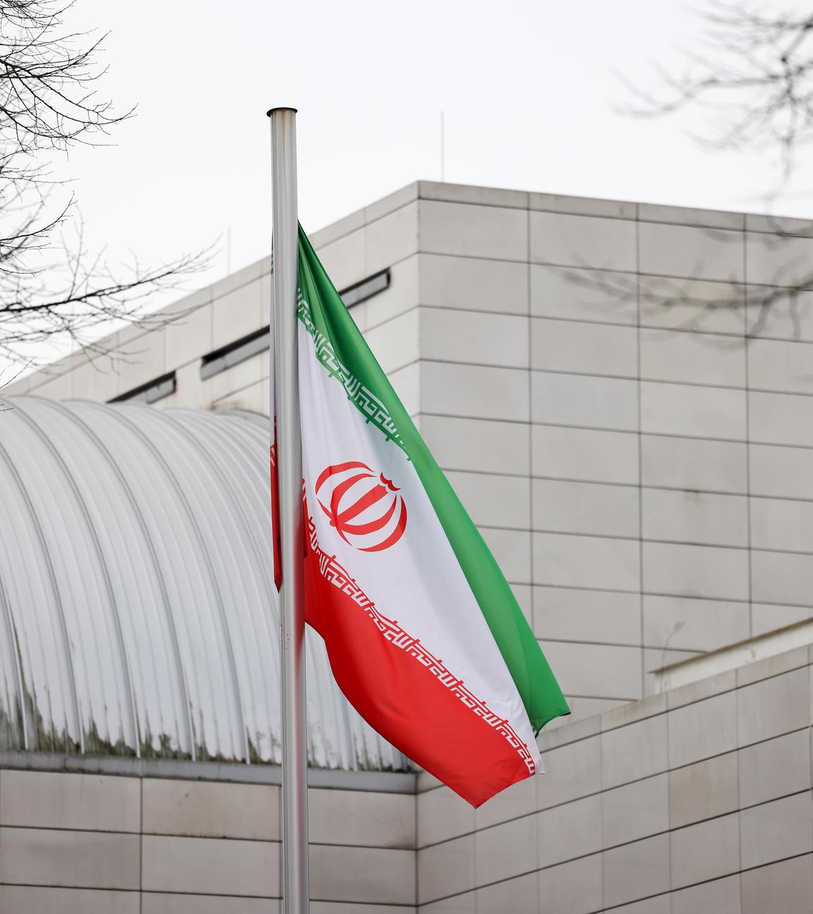 Die Iranische Flagge weht im Wind vor der Botschaft der Islamischen Republik Iran