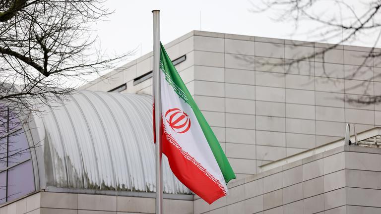 Die Iranische Flagge weht im Wind vor der Botschaft der Islamischen Republik Iran