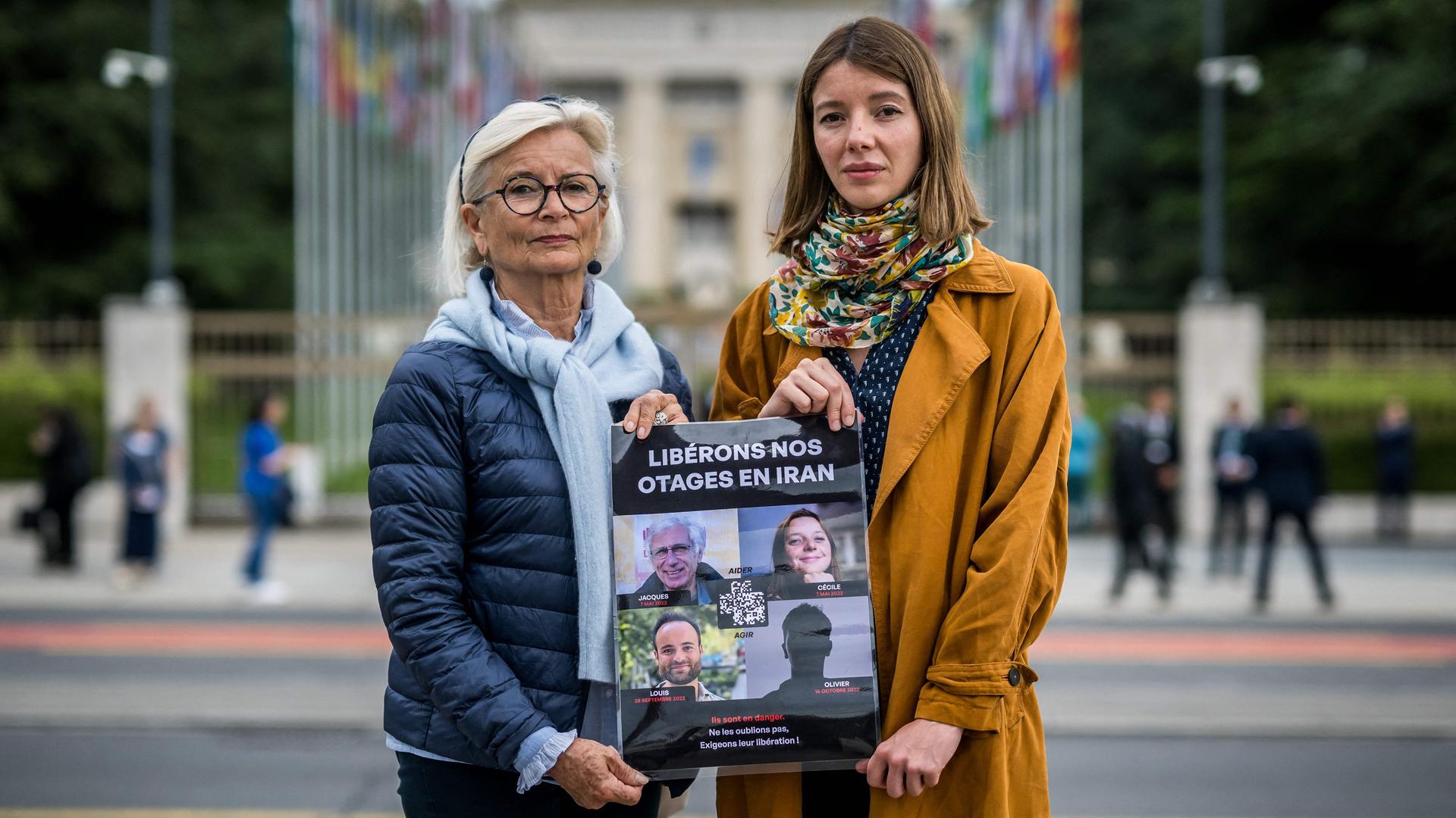 Die Mutter von Louis Arnaud (links) und die Schwester von Cecile Kohler stehen vor dem Gebäude der Vereinten Nationen in Genf.