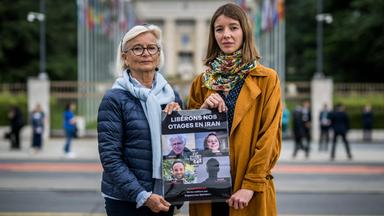Die Mutter von Louis Arnaud (links) und die Schwester von Cecile Kohler stehen vor dem Gebäude der Vereinten Nationen in Genf.