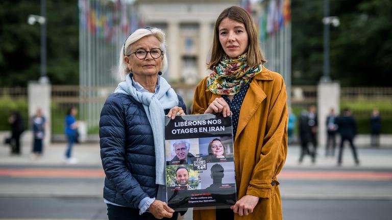 Die Mutter von Louis Arnaud (links) und die Schwester von Cecile Kohler stehen vor dem Gebäude der Vereinten Nationen in Genf.