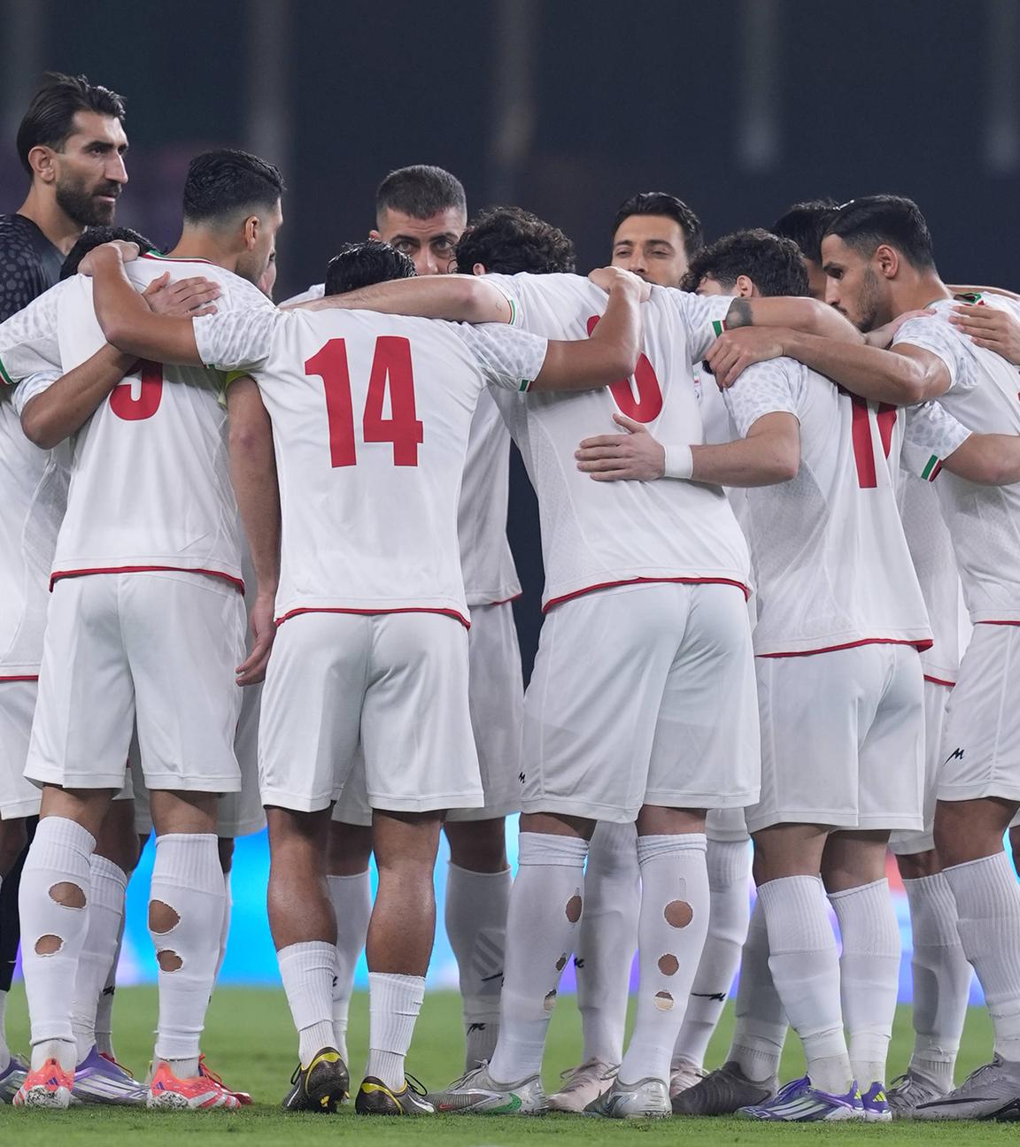 Iranische Nationalmannschaft im Teamkreis beim Freundschaftsspiel gegen Usbekistan.