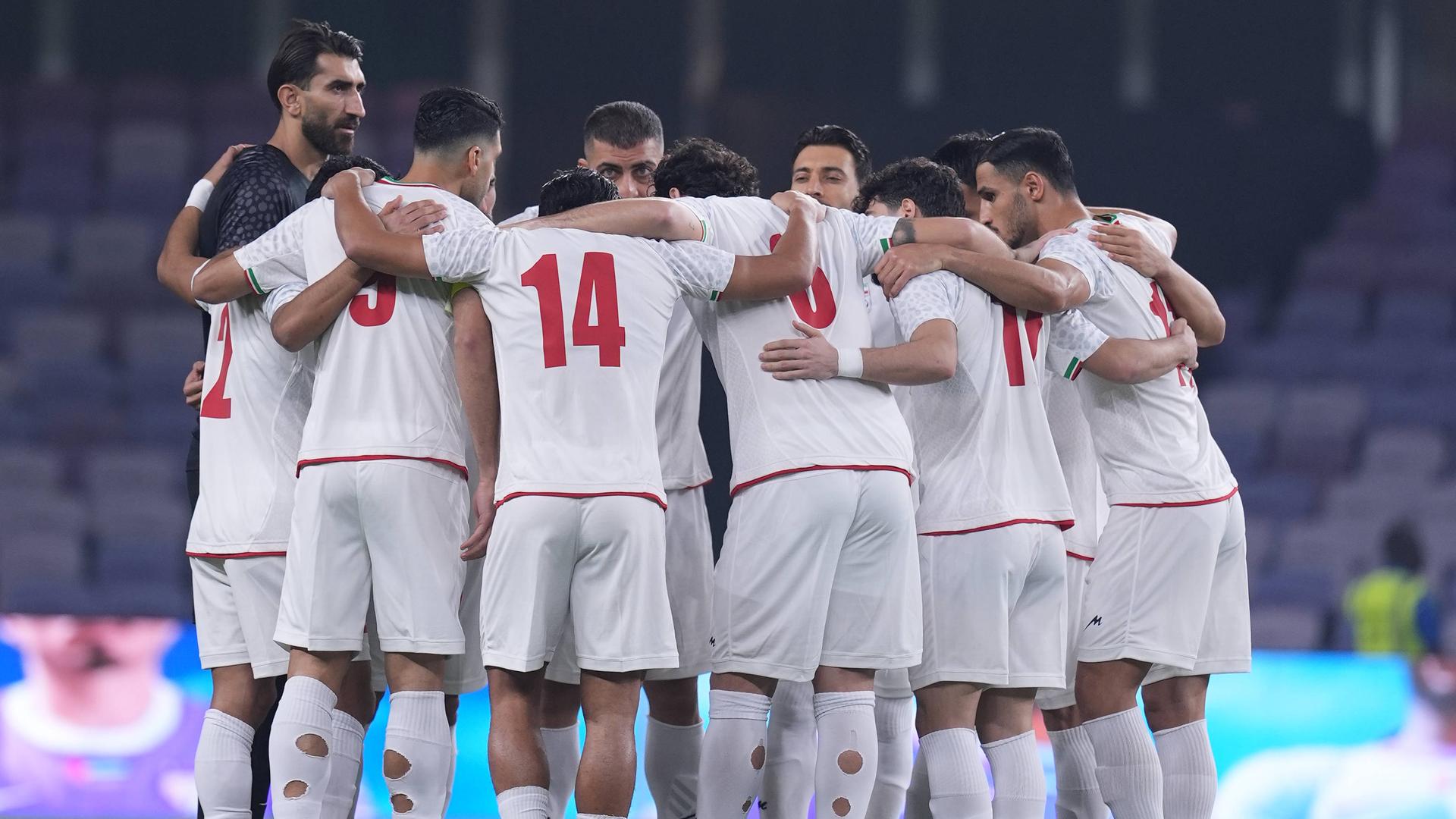 Iranische Nationalmannschaft im Teamkreis beim Freundschaftsspiel gegen Usbekistan.