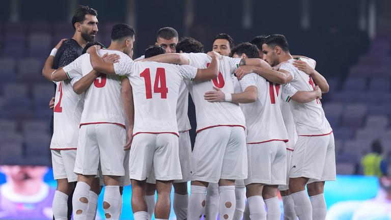 Iranische Nationalmannschaft im Teamkreis beim Freundschaftsspiel gegen Usbekistan.