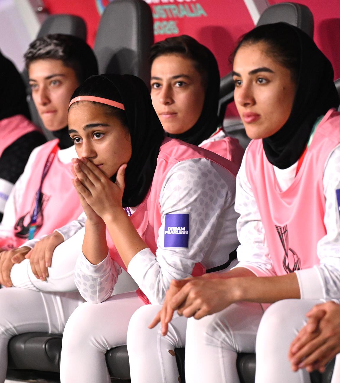  Iranische Spielerinnen verfolgen das Spiel zwischen Südkorea und dem Iran beim Asien Cup im australischen Gold Coast.